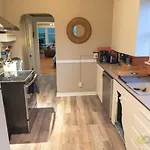 Bright Vintage Apt In The Heart Of Seattle