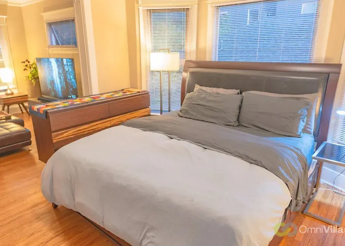 Bright Vintage Apt In The Heart Of Seattle